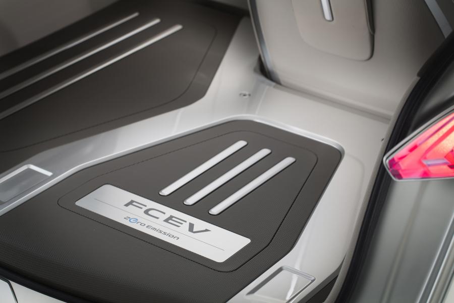 Детали интерьера Nissan Terra Concept 2012 года  (фото 2 из 10)